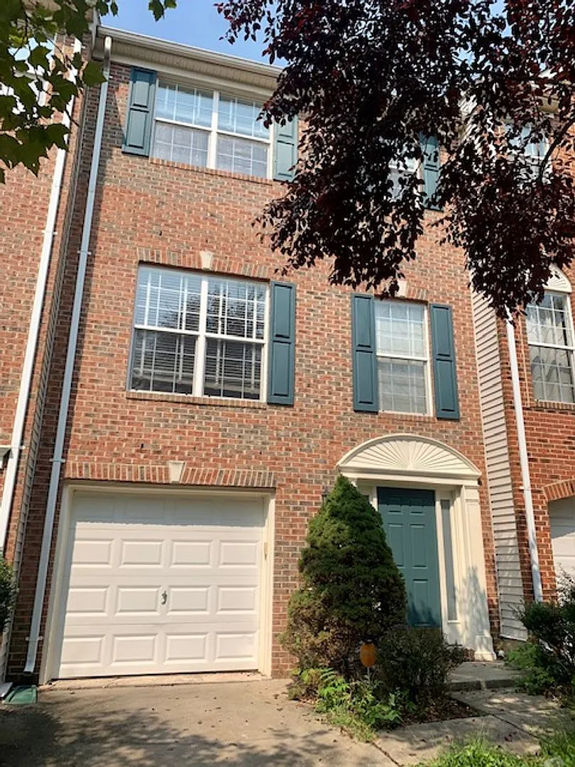 Beautiful 3 BR 2 FB, 2 HB with garage, deck, patio, come see! — Photo 3