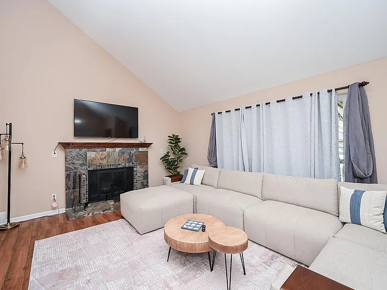 19414 Dianeshire Dr N — Photo 11
