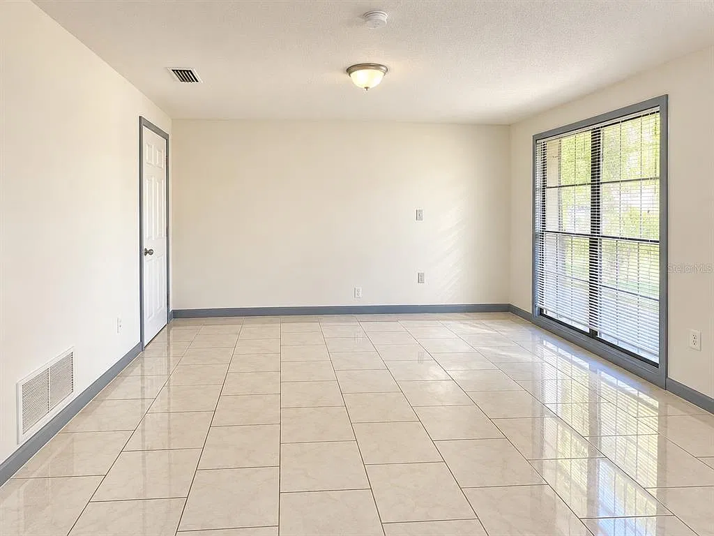 3 bed, 1.0 bath, 836 sqft, $1,750 — Photo 4