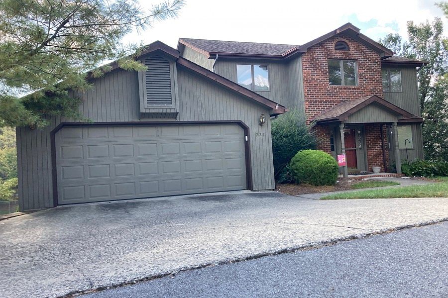 1st image of 221 Willowbend Ct