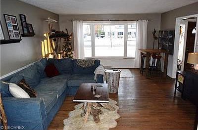 3rd image of 32608 Surrey Ln