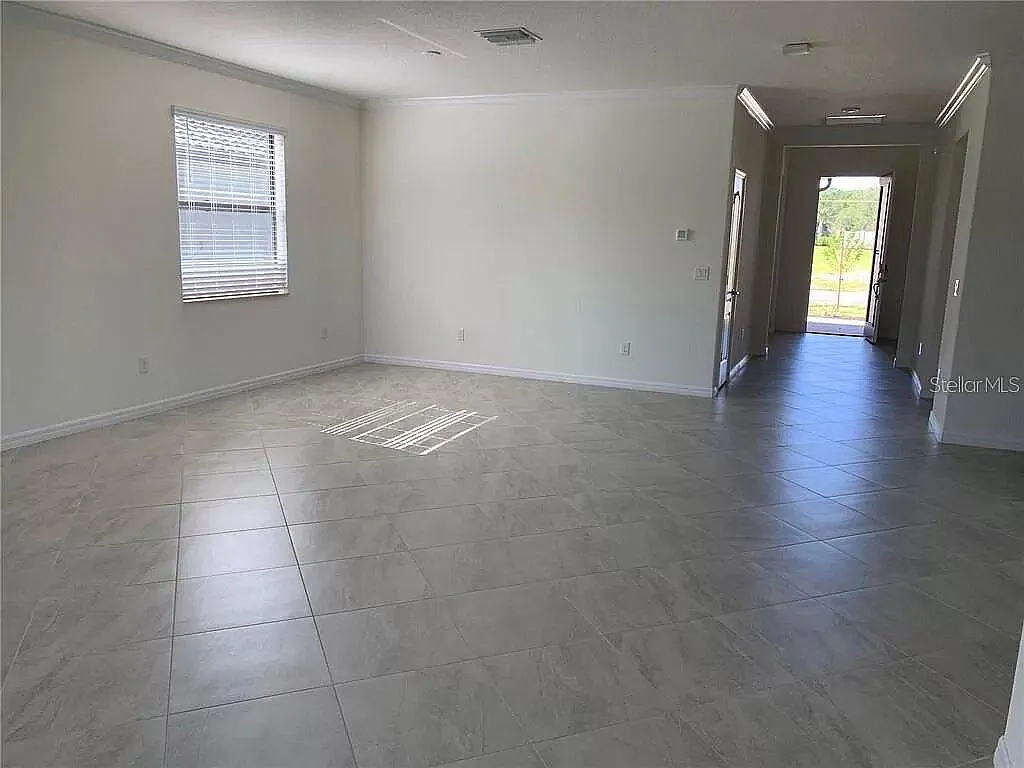 4 bed, 2200 sqft, $2,950 — Photo 4