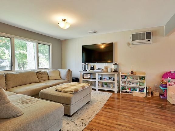 2nd image of 47 Oakwood Hills Dr