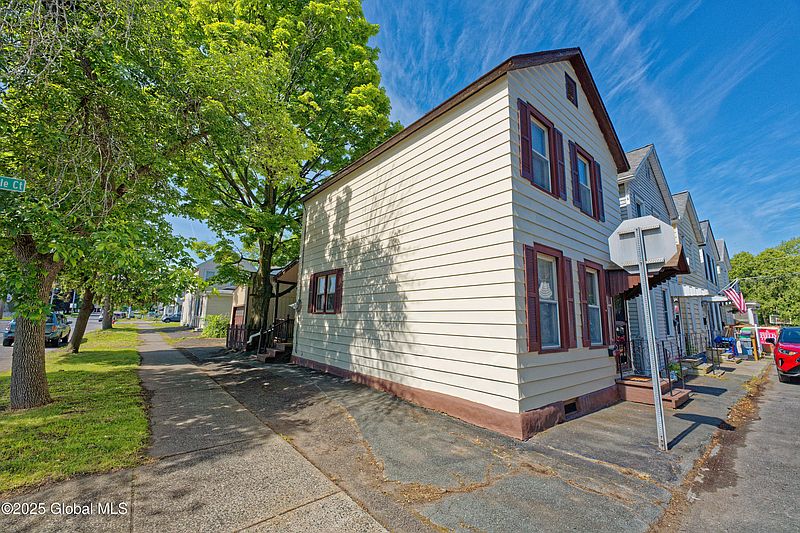 3rd image of 30 Andrewsville Court