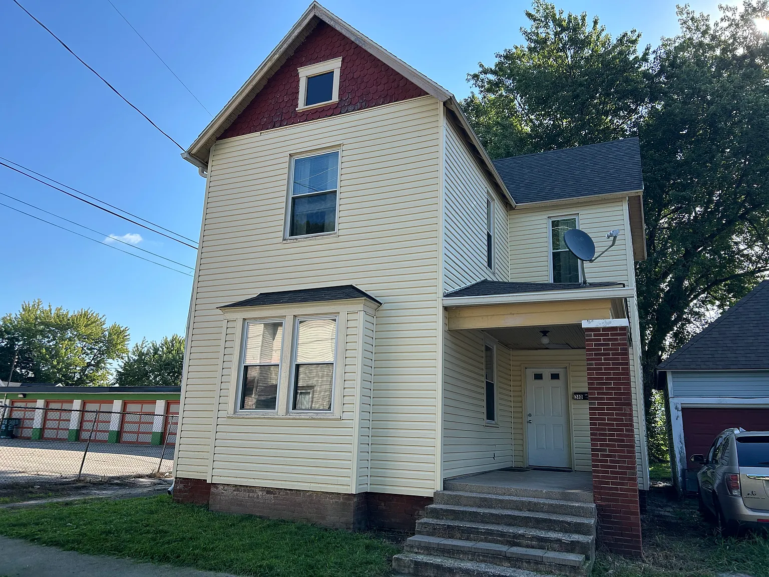 3 bed, 1.5 bath, 1160 sqft, $1,050 — Photo 1