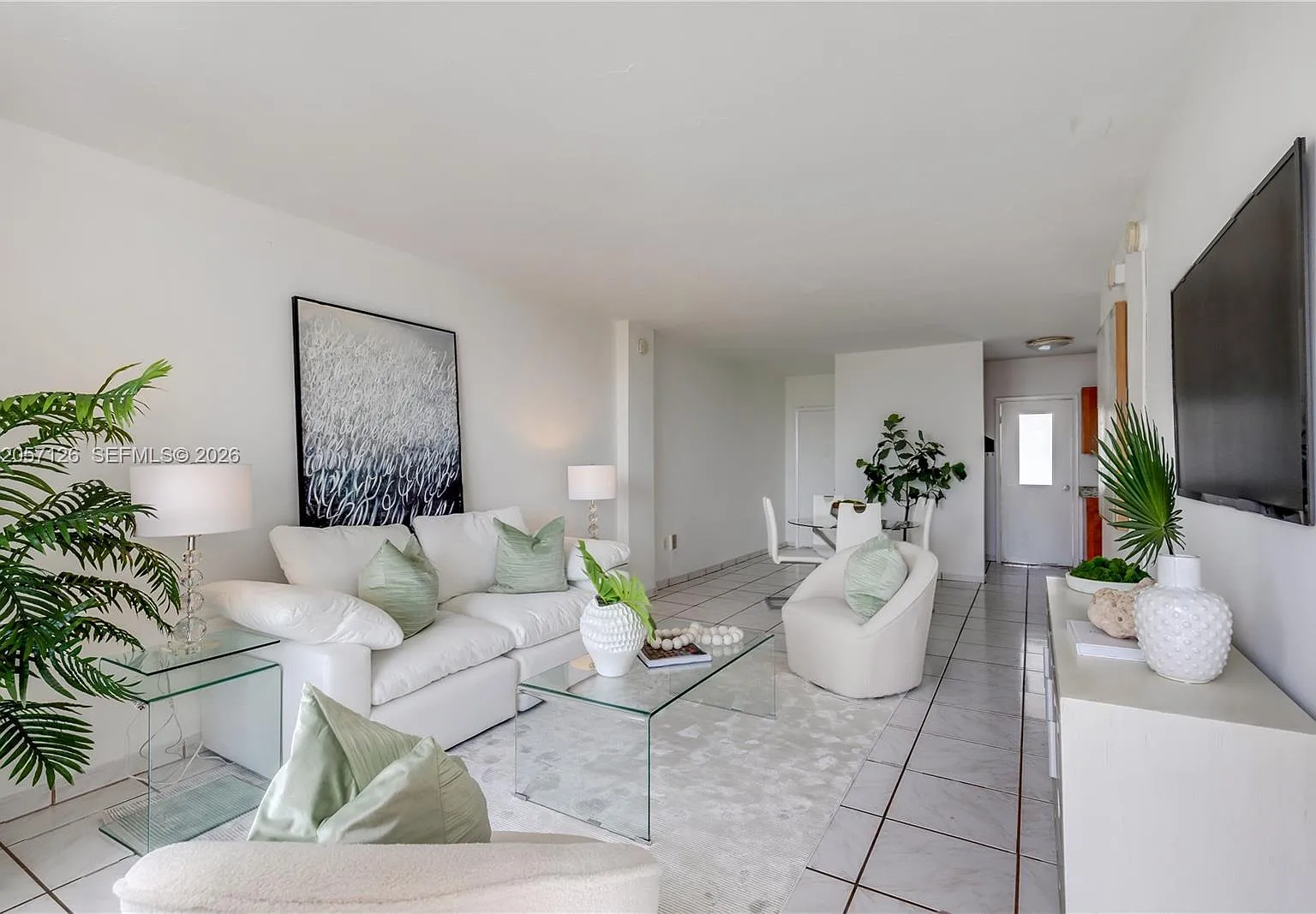Lincoln Towers Condo — Photo 2
