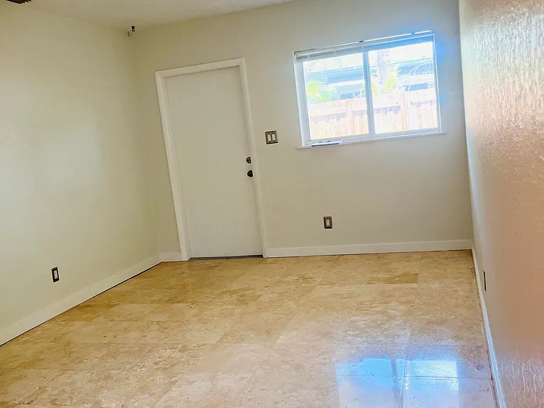590 NW 40th Ct — Photo 7