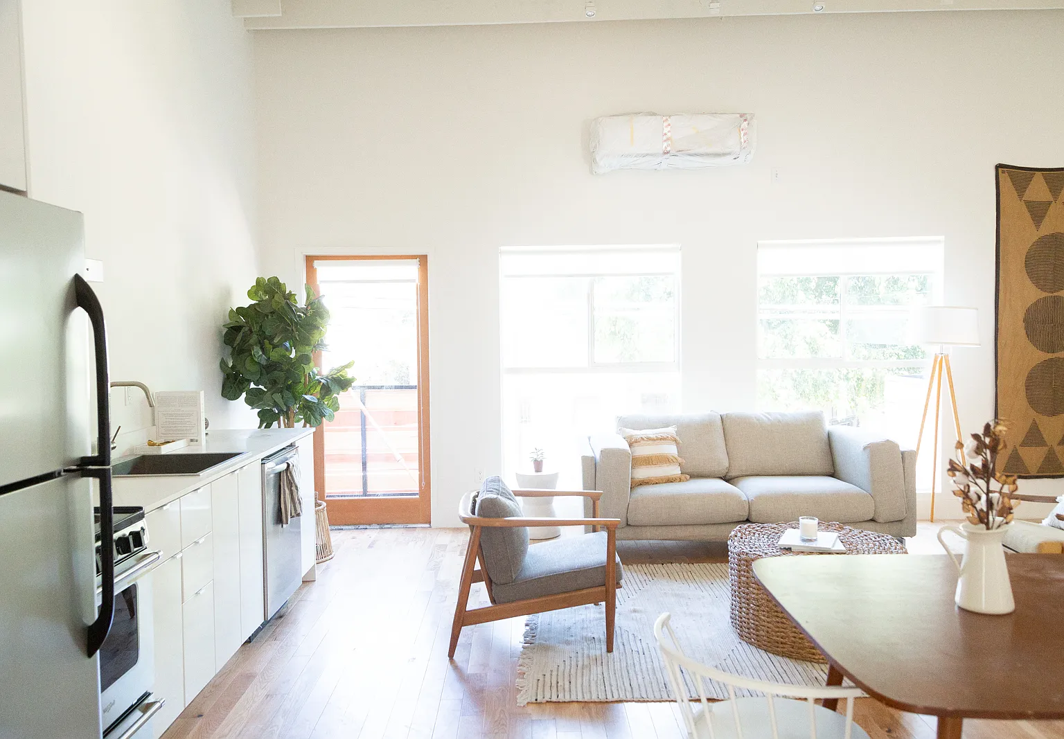 3 bed, 980 sqft, $3,250 — Photo 1