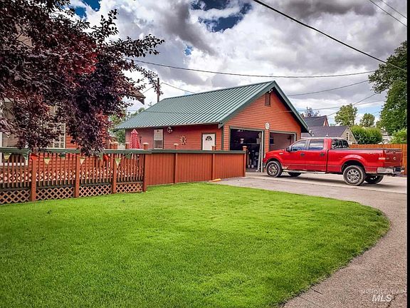 Large garage tons of storage plenty of parking