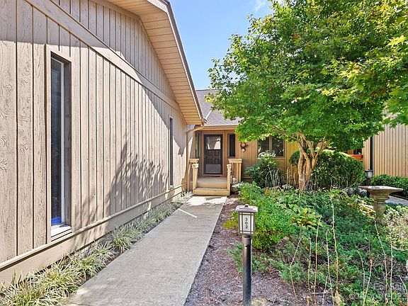 4th image of 302 Red Oak Dr
