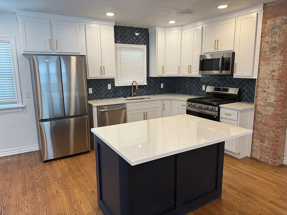 Brand new gas stove, microwave, garbage disposal, dishwasher, refrigerator