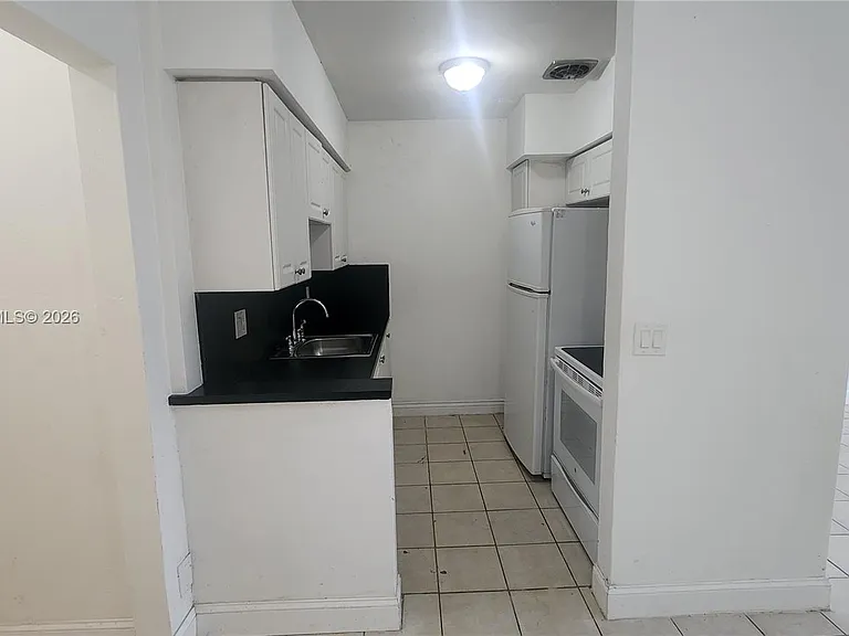 280 SW 11th Ave #5 — Photo 5