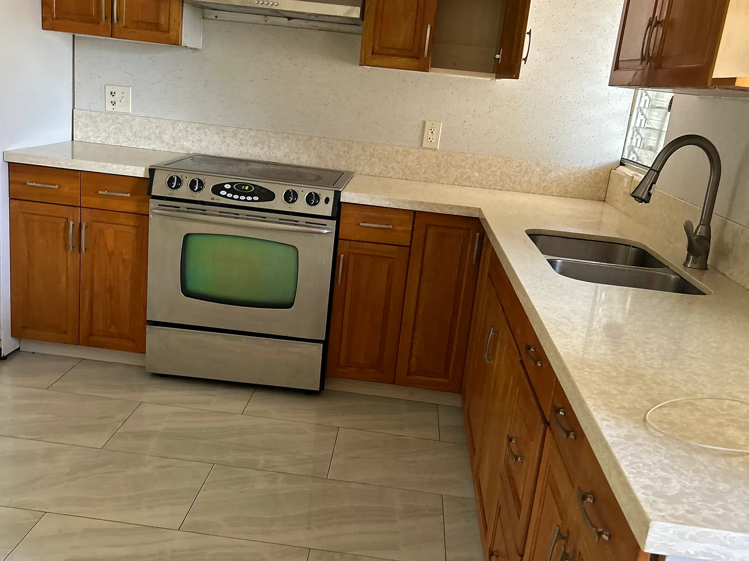 2 bed, 620 sqft, $2,300 — Photo 2