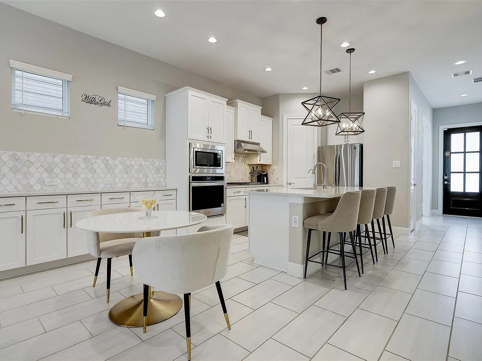 4 bed, 3.0 bath, 2570 sqft, $3,500 — Photo 3