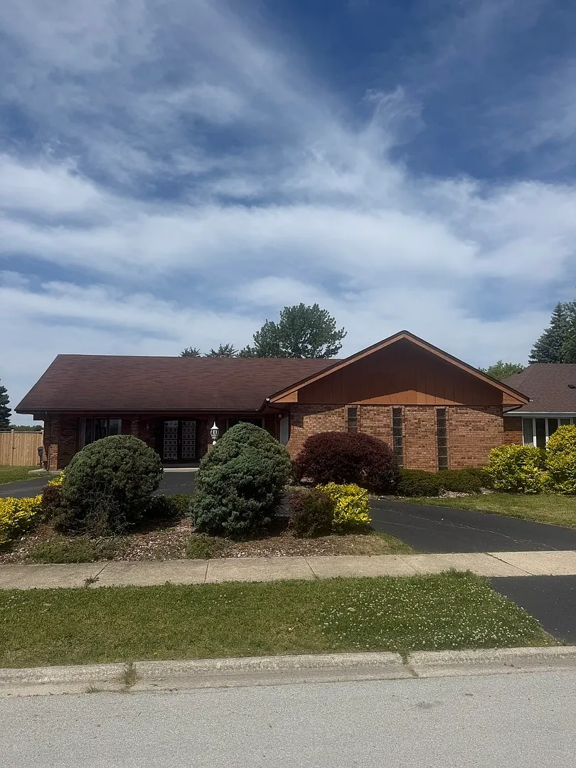 5 bed, 2700 sqft, $3,600 — Photo 1