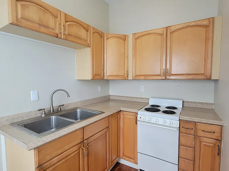 255 6th Ave NE #5 — Photo 4