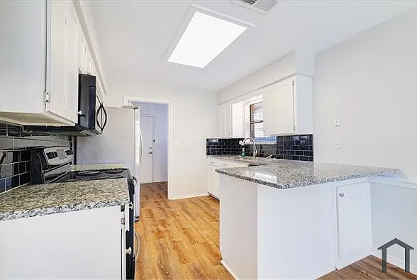 364 La Quinta Cir S — Photo 2