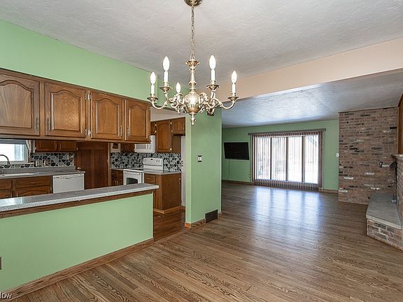 3rd image of 24275 Hilliard Blvd