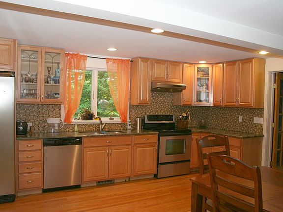 4th image of 122 Lake Kitchawan Dr