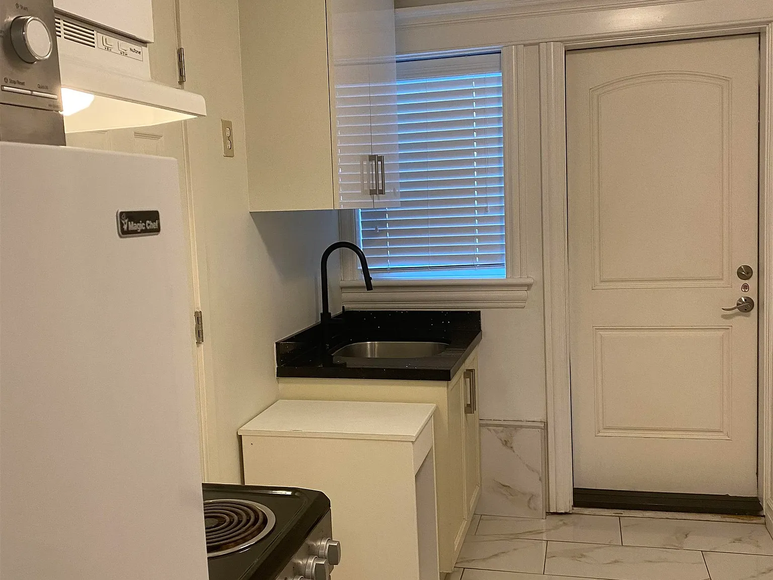 1 bed, 450 sqft, $1,300 — Photo 4