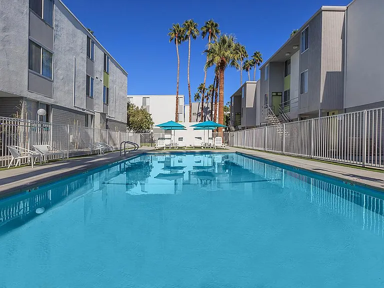 Latitude 33 — Photo 8