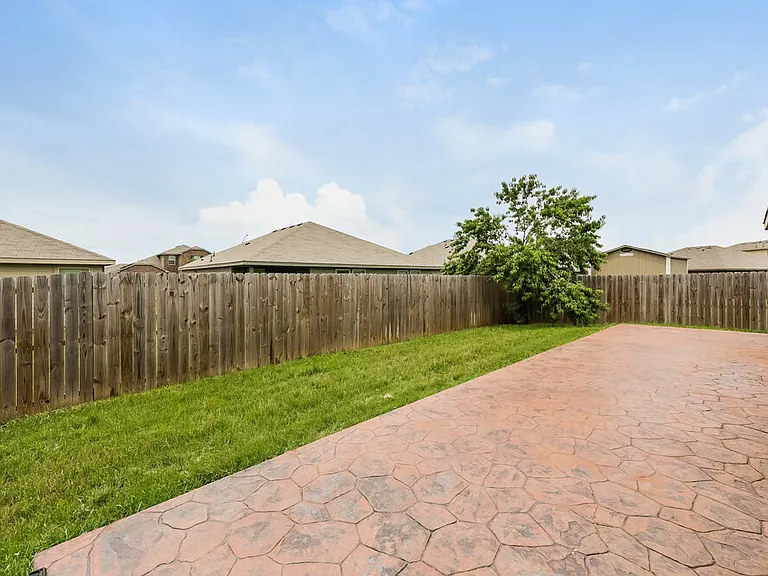 8820 Elk Creek Ln — Photo 15