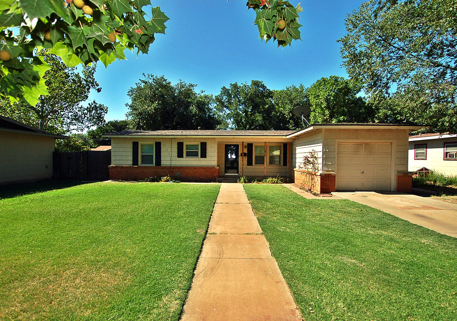 Great Three Bedroom with 2 Living Areas — Photo 1