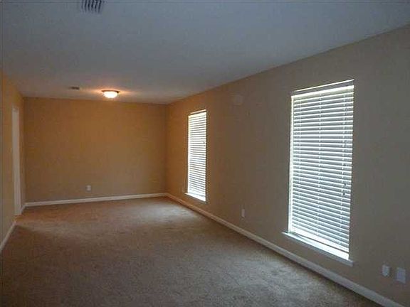 4th image of 411 Audubon Dr N