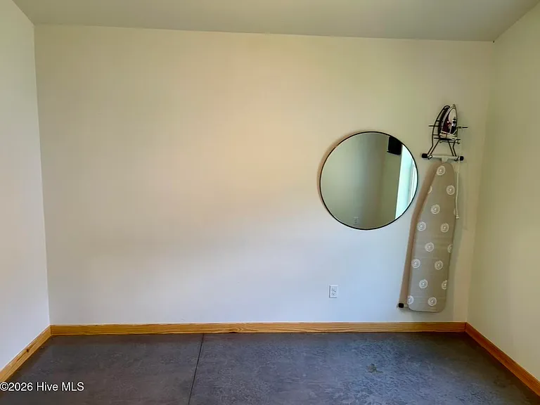 545 Hoover Rd — Photo 4