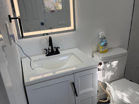 4th image of 213 W 15th St