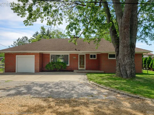 35382 Eldon Dr, Brownstown, MI 48173
