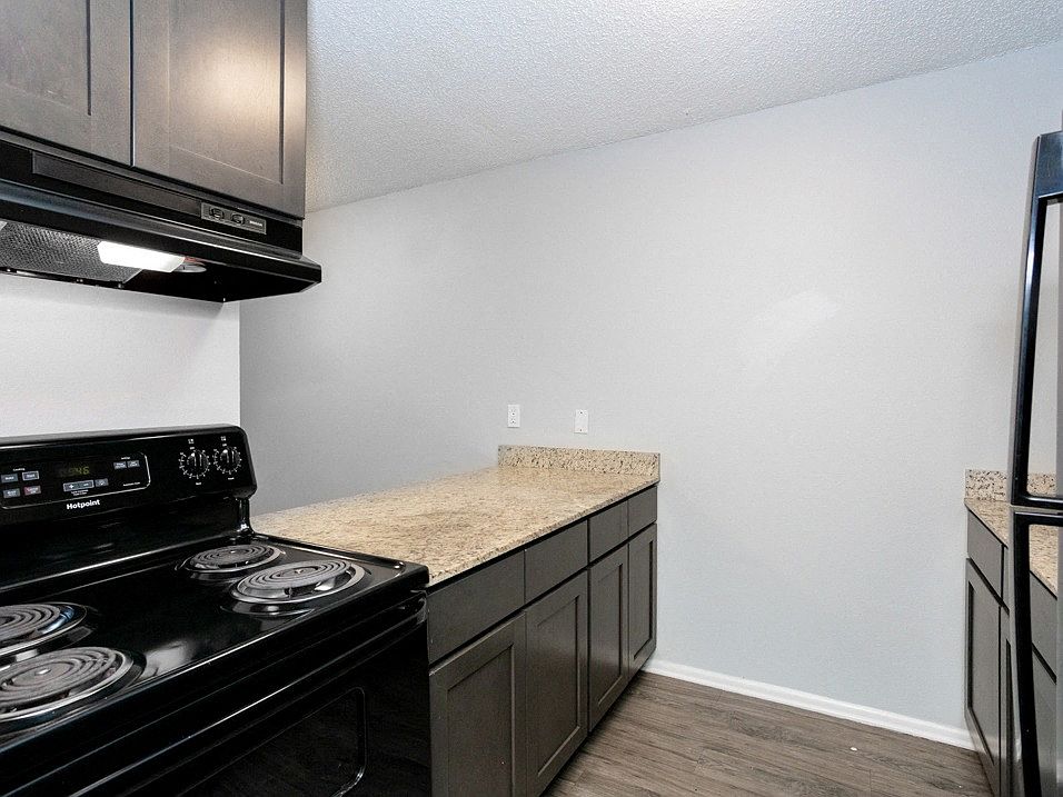Breakfast Bar and Counter Space