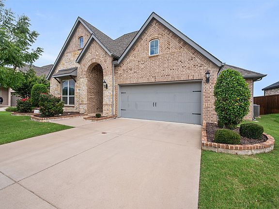 2nd image of 1921 Middleton Dr