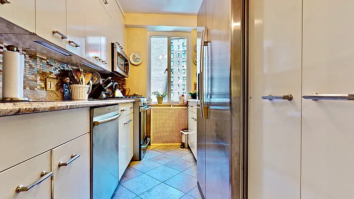 Sold by Bizzarro Agency | media 5