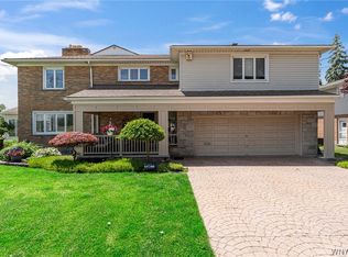 2595 Parkview Dr, Niagara Falls, NY 14305
