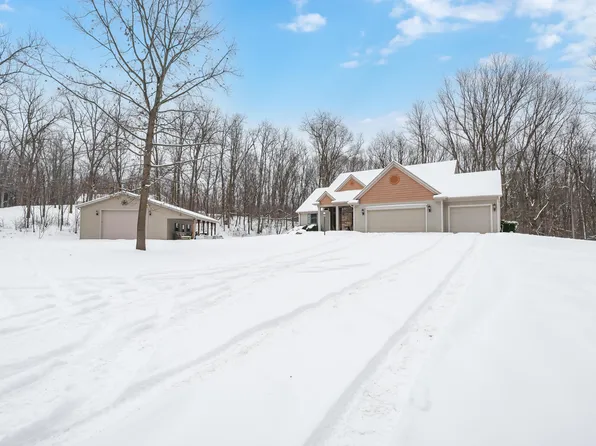 1059 11th St, Plainwell, MI 49080