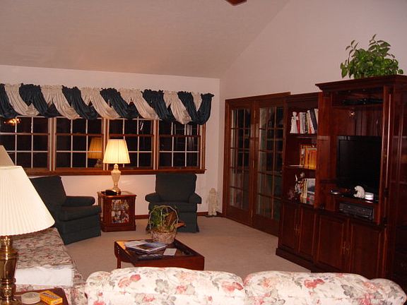 4th image of 406 Pleasant Ln