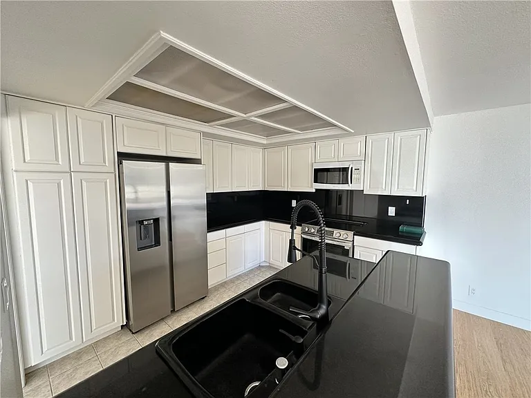 2235 W 25th St #112 — Photo 3