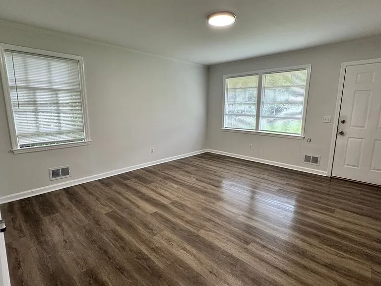 416 W Lakeside Ave — Photo 2