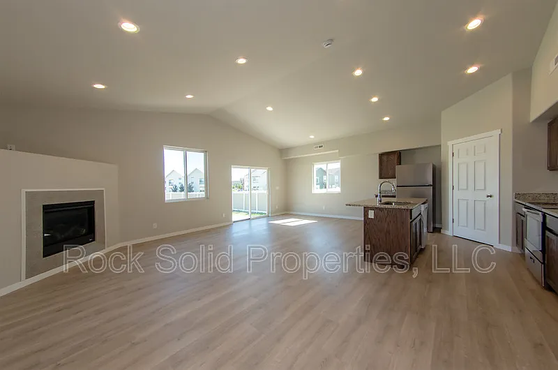3 bed, 2.0 bath, 1541 sqft, $2,595 — Photo 4