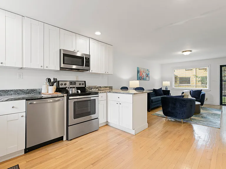 1011 W 38th St #A — Photo 14