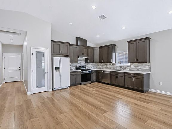 3rd image of 16360 Juniper St