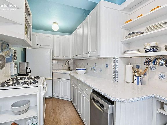 5th image of 333 E 53rd St APT 5H