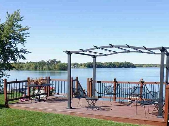 Deck with pergola 