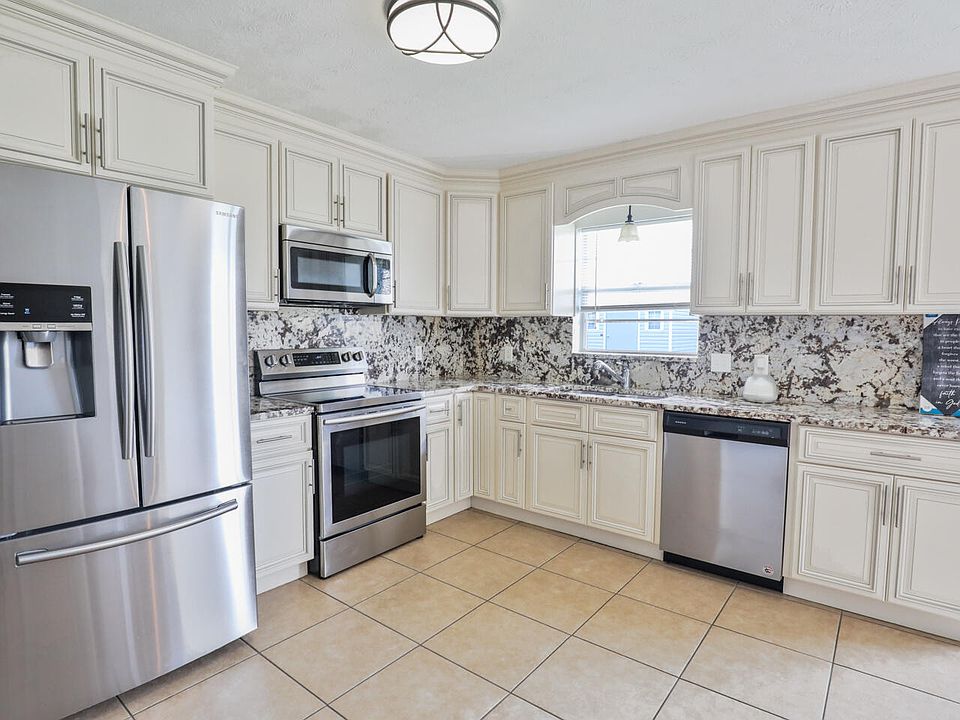 1st image of 772 NW Cabot Street