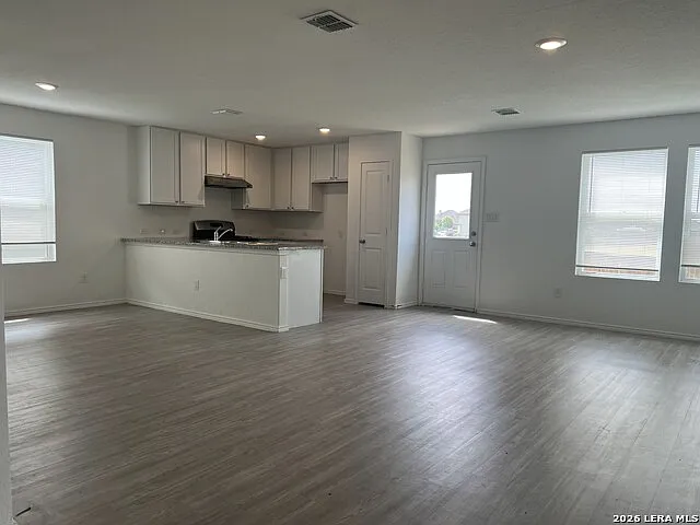 4 bed, 2.5 bath, 1948 sqft, $2,200 — Photo 4
