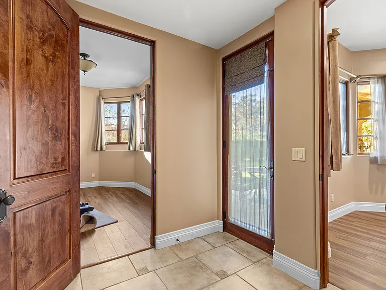10464 Russell Rd — Photo 14