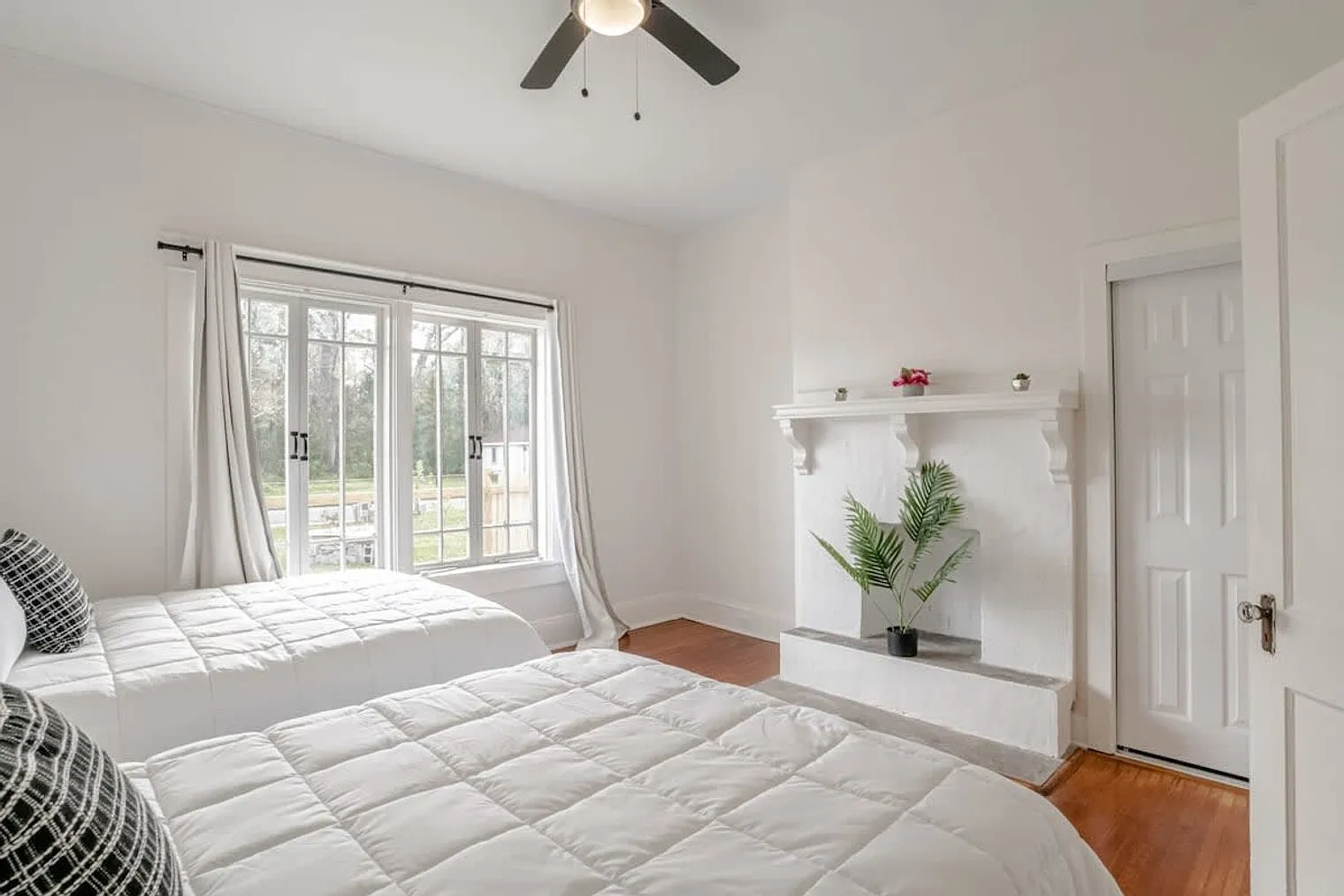 3 bed, 2.0 bath, 1991 sqft, $3,876 — Photo 4