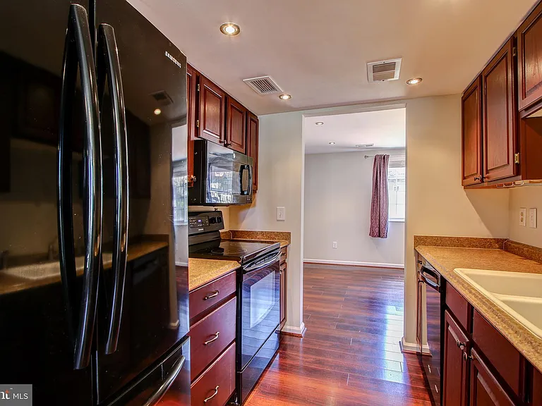 6324 Lightburn Ct — Photo 8
