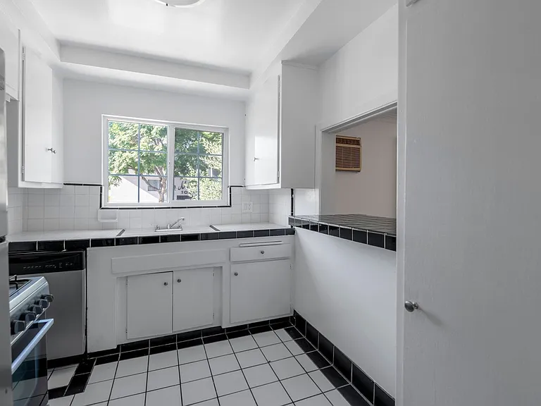 1008 N Stanley Ave #1A — Photo 1